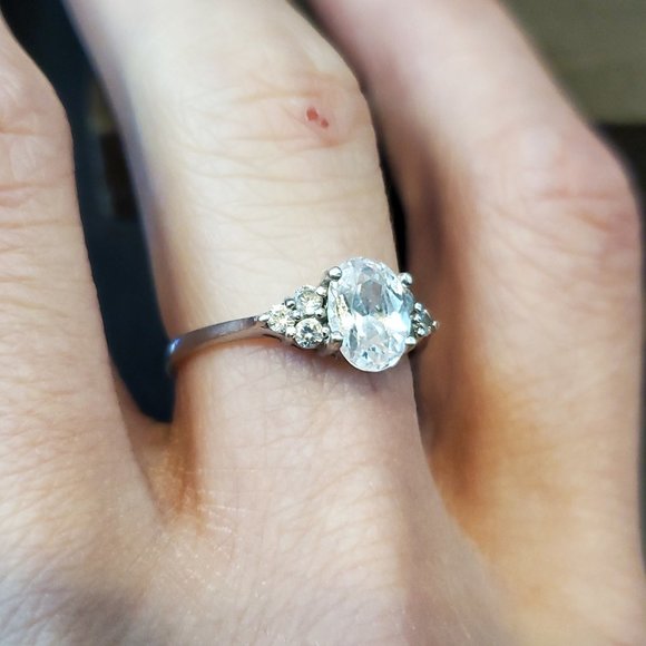Size 8 925 Sterling Silver Oval CZ With Cluster Accents Ring - Picture 3 of 7